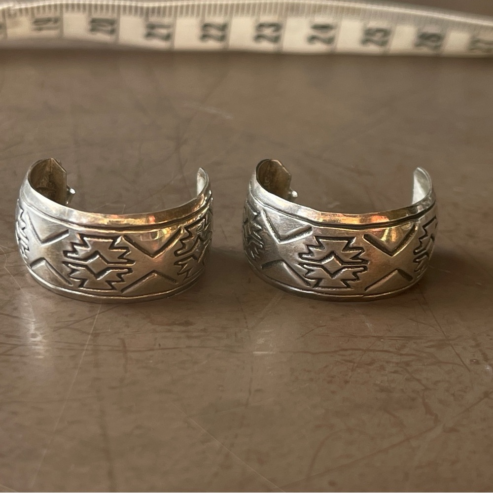 SOLD Vintage wide sterling silver carved handmade wide sterling SW hoops - Picture 3 of 4